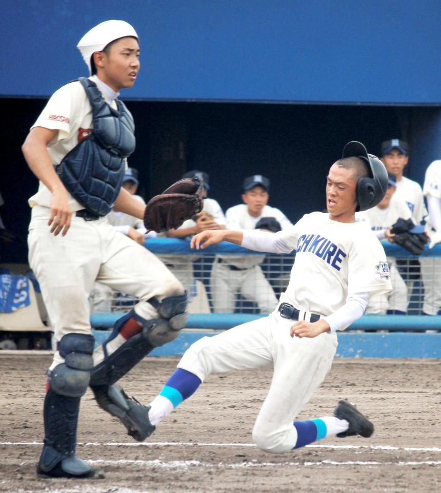 　６回、川口の右　犠飛で本塁へ滑り込む呉・岩本。捕手は福山工・山本