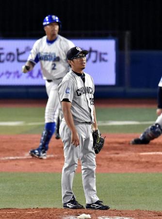 ９回、ロペス（後方）にサヨナラ本塁打を浴び、肩を落とす山井