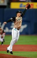 １回裏オリックス無死、西野の打球に飛びつく日本ハム・斎藤佑＝京セラドーム（撮影・佐藤厚）