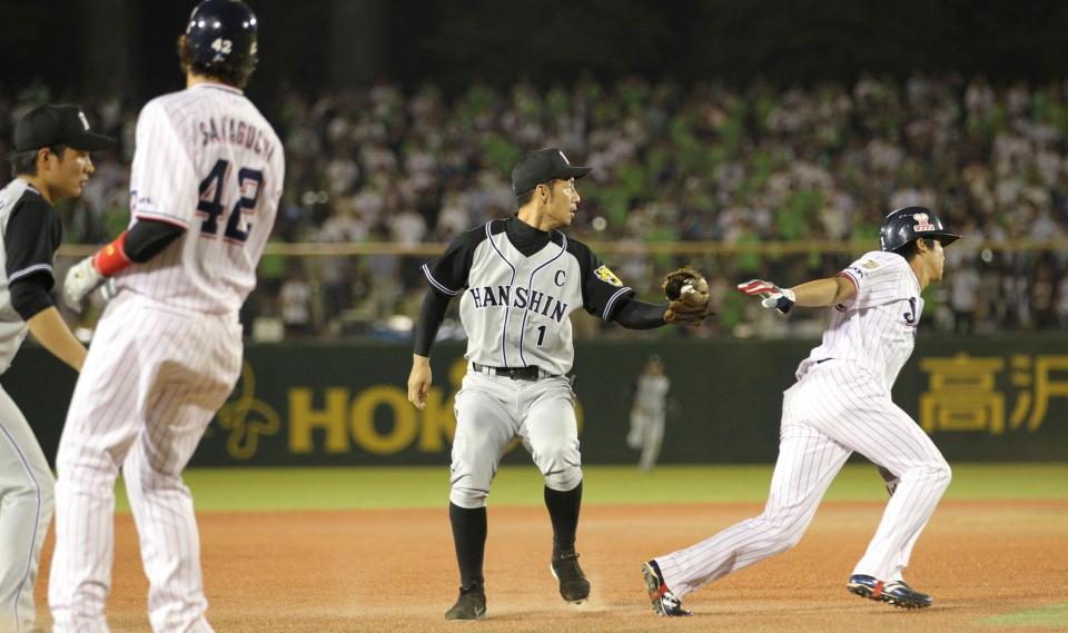 ８回、ヤクルト・山田を挟殺する阪神・鳥谷