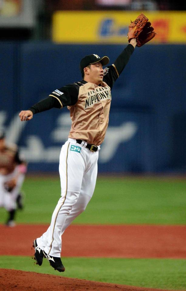 １回裏オリックス無死、西野の打球に飛びつく日本ハム・斎藤佑＝京セラドーム（撮影・佐藤厚）