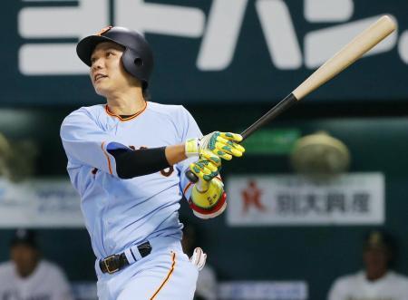 　４回全セ２死、坂本が左越えに先制ソロを放つ＝ヤフオクドーム