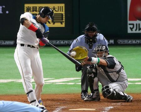 三直に倒れる日本ハム・大谷＝ヤフオクドーム（撮影・田中太一）