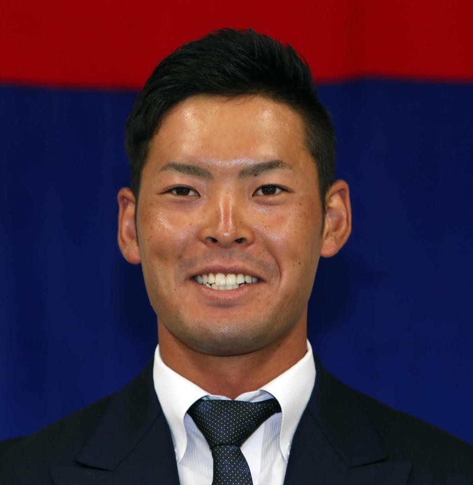 　支配下選手登録の契約を済ませ、記者会見する近藤