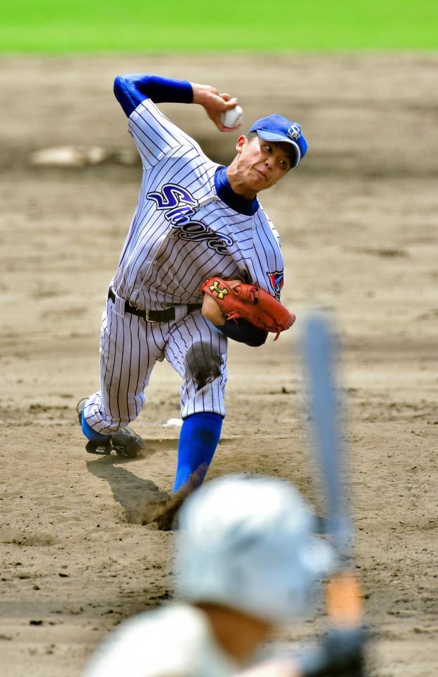 　報徳打線を相手に力投する須磨翔風・才木