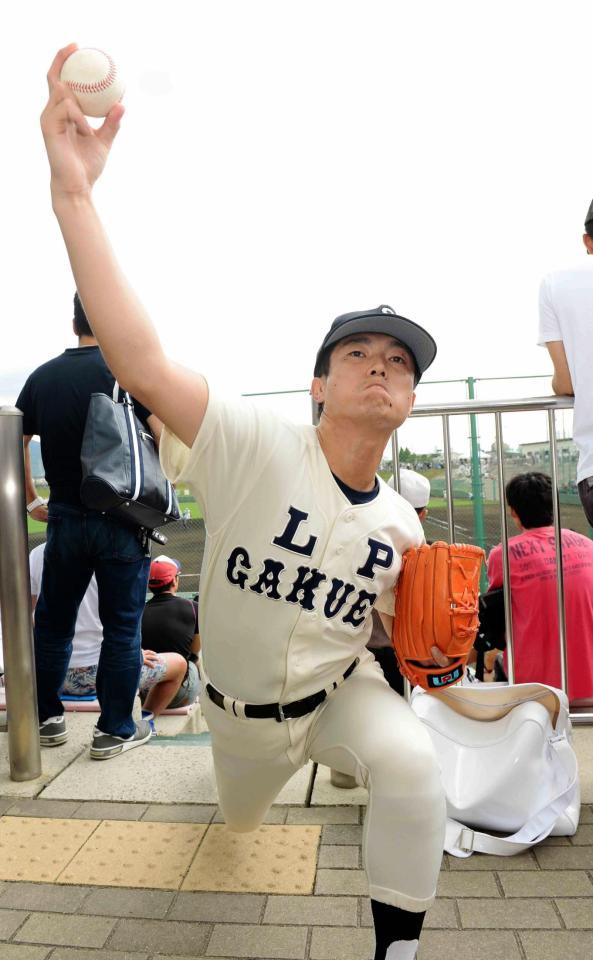 ＰＬ側スタンドに現れた桑田ます似＝花園球場（撮影・佐藤厚）