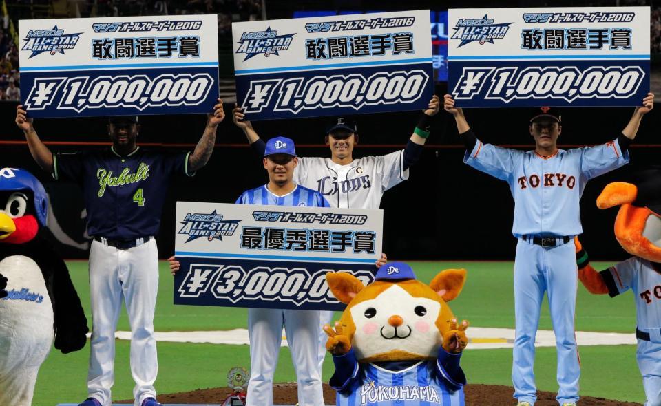 最優秀賞のＤｅＮＡ・筒香嘉智（手前）、敢闘賞の（後列左から）ヤクルトのバレンティン、西武・栗山巧、巨人・坂本勇人＝ヤフオクドーム（撮影・吉澤敬太）