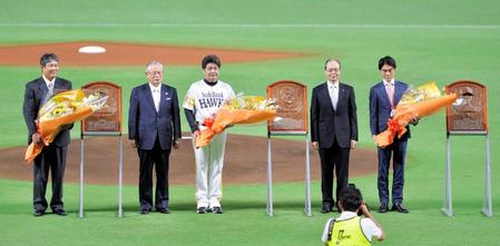 　野球殿堂入りした斎藤２軍監督（左端）と工藤監督（右から３人目）。右端は榎本喜八氏の代理で出席した長男の喜栄さん