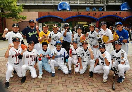 誰が誰かわかるかな？関内の駅前に勢ぞろいしたものまねプロ野球のオールスターたち＝横浜（撮影・出月俊成）