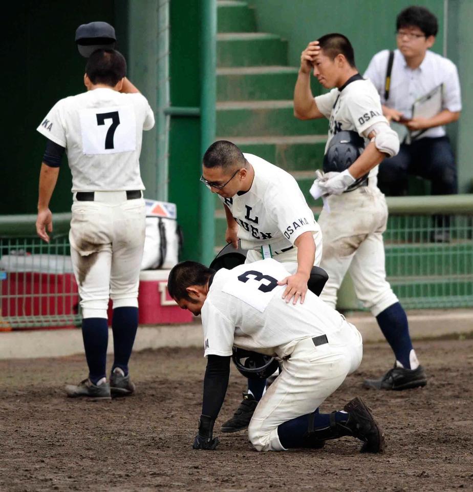 泣き崩れた藤原光を抱き起こすＰＬ学園・川上監督