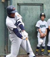 １回、フェンス直撃の二塁打を放つ横浜・万波＝サーティーフォー保土ヶ谷球場