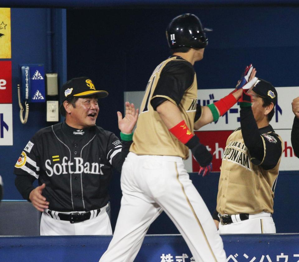 　５回、本塁打を放った大谷を迎える工藤監督（左端）