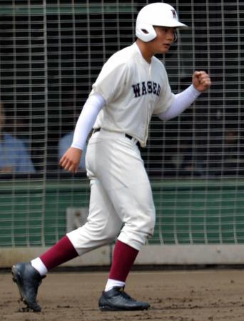 工藤の中前適時打で生還し、ガッツポーズの早実・清宮＝ダイワハウススタジアム八王子（撮影・西岡正）