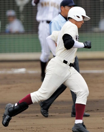 ３回、２ランを放ち、二塁を回る早実・清宮＝ダイワハウススタジアム八王子（撮影・西岡正）