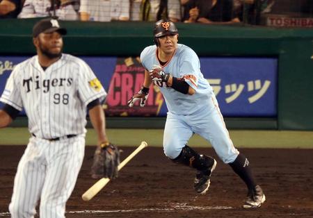 ９回巨人２死二塁、左前へ適時打を放つ巨人・阿部慎之助＝甲子園（撮影・田中太一）