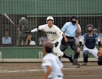 早実・清宮は右越えに２ランを放つ＝ダイワハウススタジアム八王子（撮影・西岡正）