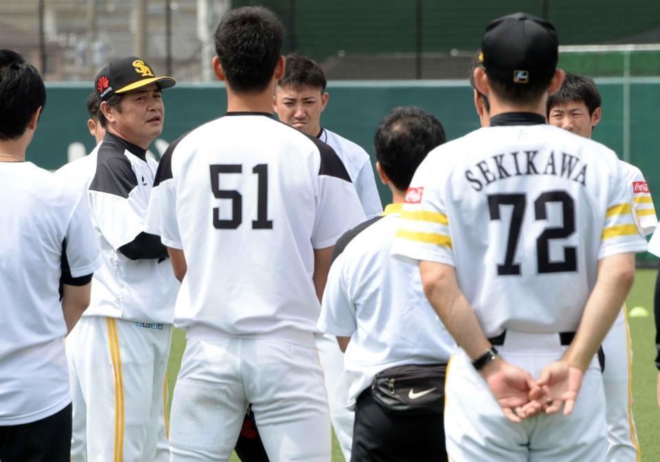 全体練習前に円陣を組んで訓示する工藤監督（左）