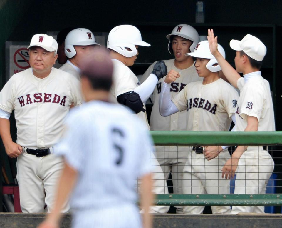 ナインに祝福される早実・清宮（中）＝ダイワハウススタジアム八王子（撮影・西岡正）