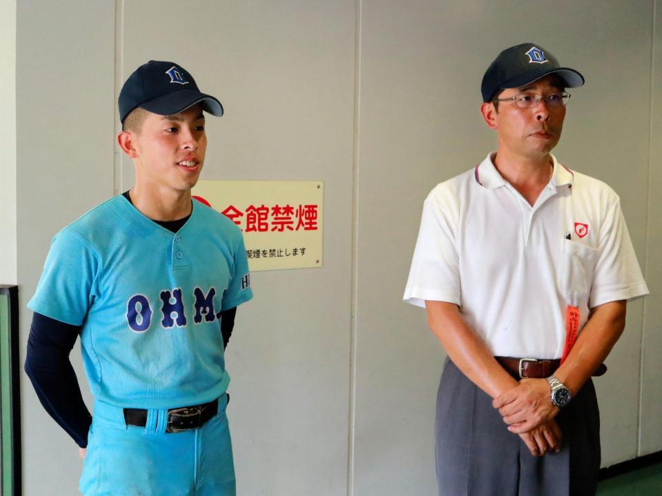 甲子園を目指す野球部部長・伊東洋（右）さんと息子の優作選手＝皇子山球場（撮影・石湯恒介）