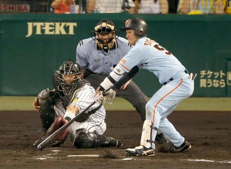 ６回、一塁へ適時内野安打を放つ山本（撮影・田中太一）