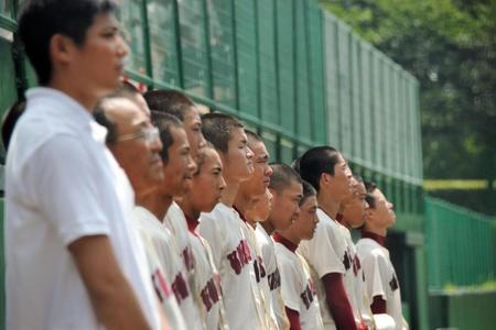 明石商に善戦するも敗れ、ベンチ前で悔しさをにじませる関西学院ナイン＝明石トーカロ