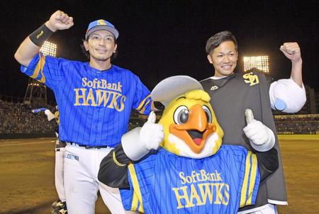 　オリックスに勝利し、お立ち台で笑顔を見せるソフトバンクの松田（左）と森福＝北九州