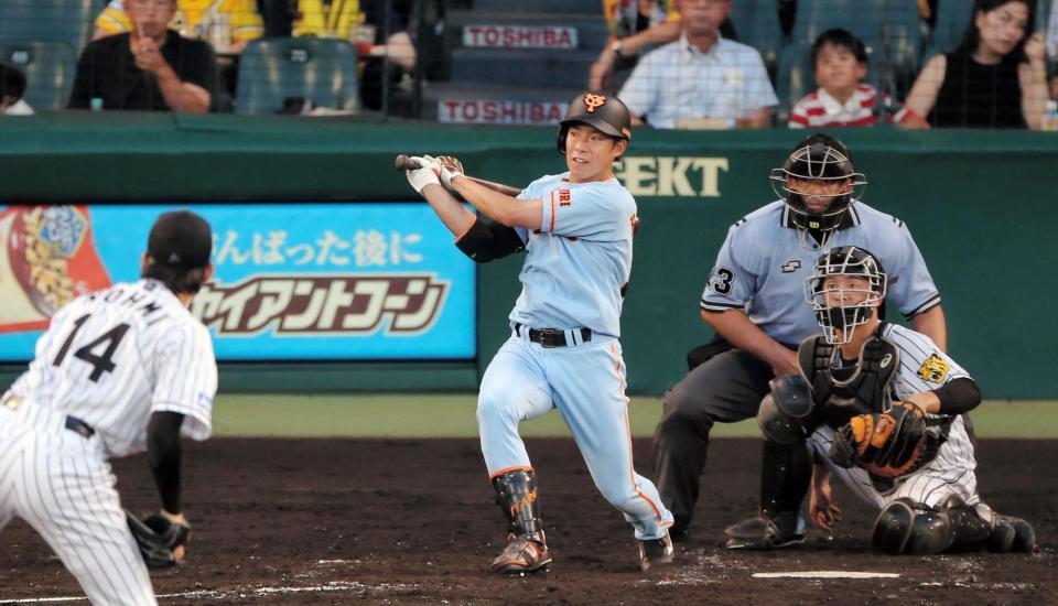 ３回、２点適時二塁打を放つ橋本到。投手・能見（撮影・高部洋祐）