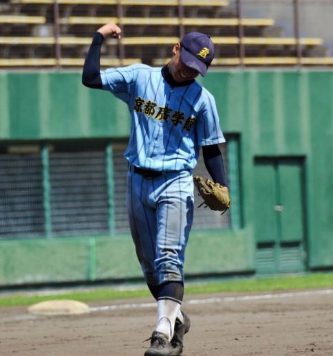 高津佐監督の誕生日に白星をプレゼントし、ガッツポーズする京都広学館・前野＝わかさスタジアム京都