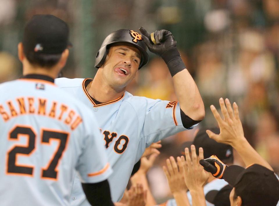 ６回、３ランを放ちナインに迎えられて喜ぶギャレット（撮影・田中太一）
