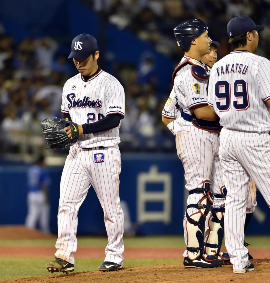 ６回、降板する小川（左）＝神宮球場