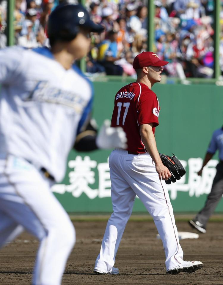 　５回、大谷（左）に、勝ち越し３ランを浴びた先発のブリガム＝帯広