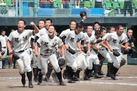 小豆島を破り、喜ぶ尽誠学園ナイン　