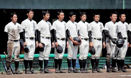準々決勝で敗退し、悔しがる小豆島ナイン
