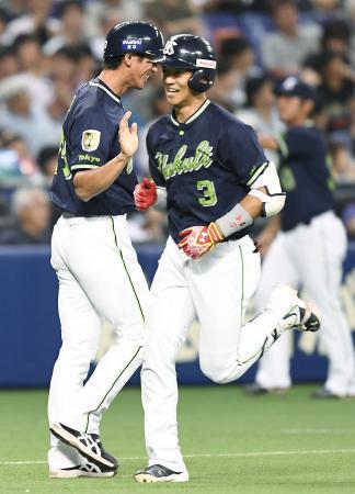 　５回、満塁本塁打を放ち、三塁を回るヤクルト・西浦＝ナゴヤドーム