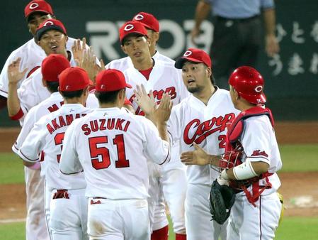 最後を締め、ハイタッチで勝利を喜ぶ広島・中崎翔太ら広島ナイン＝マツダ（撮影・飯室逸平）