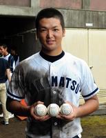 大会史上初の１試合３本塁打を放ち、ホームランボールを手に笑顔の高松商・植田響