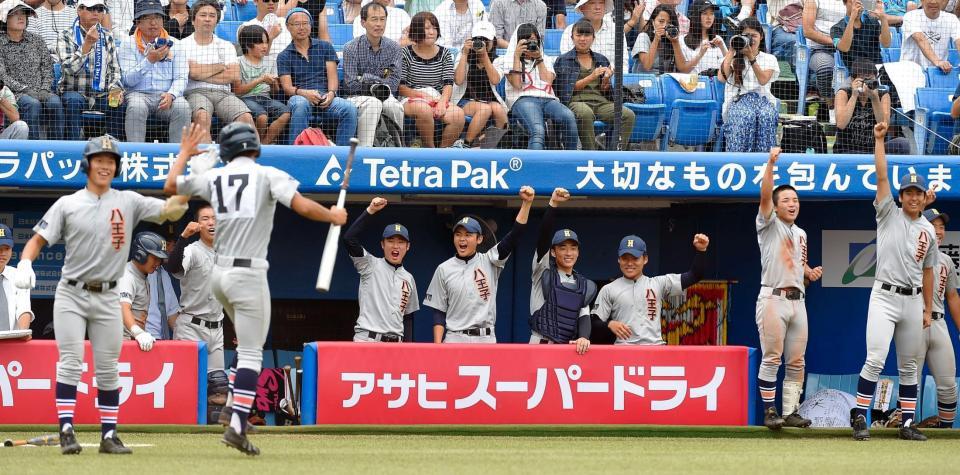 ５回、勝ち越し盛りあがる八王子ナイン＝神宮球場（撮影・堀内翔）