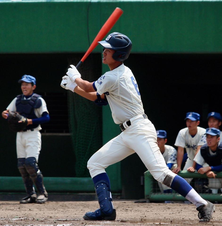 準々決勝の宮島工戦の４回、勝ち越しの中前適時打を放つ如水館の持田大和内野手＝しまなみ