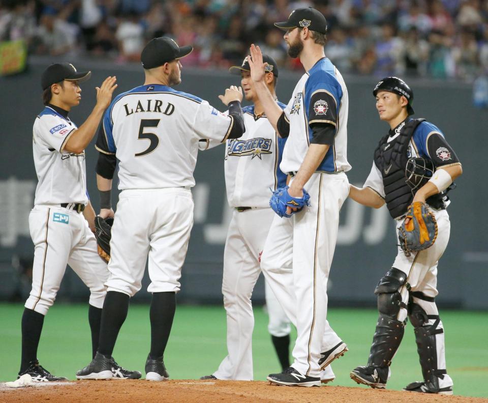 　オリックスに逆転勝ちし、喜ぶ大野（右端）ら日本ハムナイン＝札幌ドーム