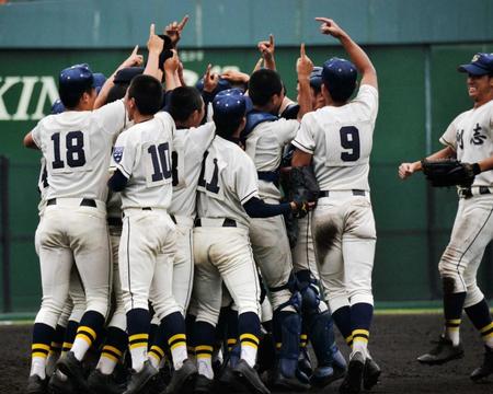 　歓喜の輪をつくる創志学園ナイン