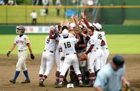 明秀学園日立に競り勝ち、マウンド付近で喜びを爆発させる常総学院ナイン。左は左飛に倒れ最後の打者となった明秀学園日立の代打・秋元豪太＝茨城・水戸市民球場