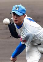 決勝戦、聖望学園を相手に力投する花咲徳栄・高橋昂＝大宮公園球場（撮影・堀内翔）