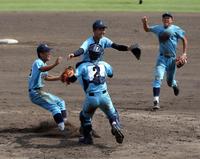 甲子園出場を決めナインと喜ぶ近江・京山（中央）＝彦根（撮影・山口登）