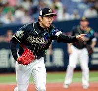 ３回西武１死、金子侑司の一塁ゴロで指さす松葉貴大＝京セラドーム（撮影・持木克友）