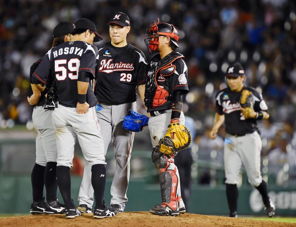 　９回、ピンチにマウンドの西野（29）のもとに集まるロッテナイン＝ほっともっと神戸