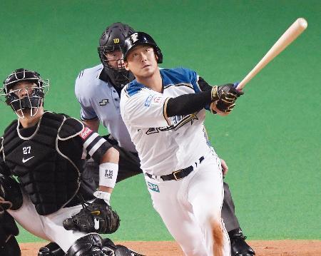 　６回日本ハム１死二塁、中田が左中間に勝ち越しの二塁打を放つ。捕手細川＝札幌ドーム