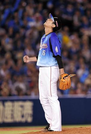 ７回楽天２死満塁、藤田一也を捕飛に打ち取りガッツポーズのロッテ・涌井秀章＝ＱＶＣマリンフィールド（撮影・開出牧）