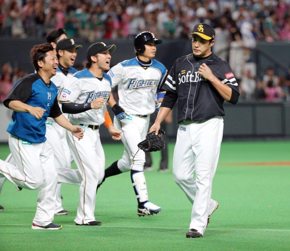 　９回日本ハム・矢野にサヨナラ死球を与え、ベンチに戻る五十嵐