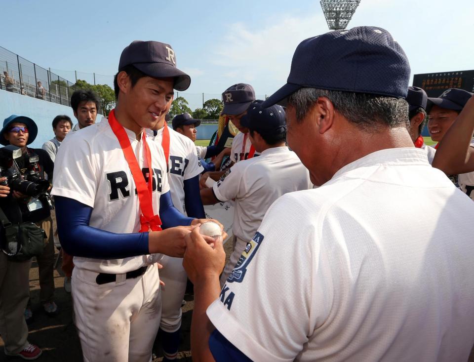 履正社・寺島成輝（左）はウイニングボールを履正社・岡田龍生監督に手渡す＝舞洲（撮影・山口登）