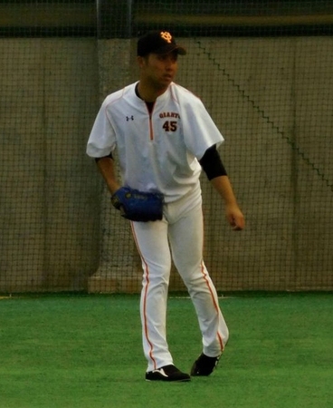 キャッチボールする今村＝神奈川・ジャイアンツ球場